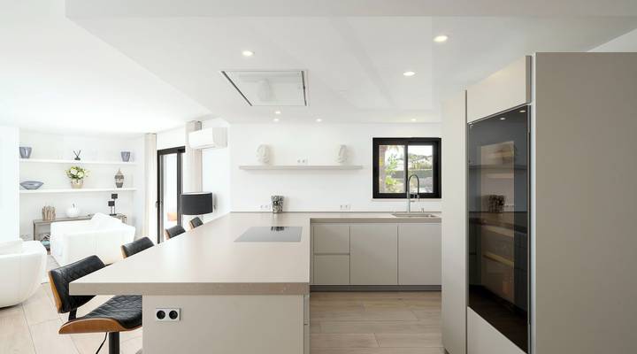 Two-Bedroom Duplex Apartment with Lake Views Thumbnail