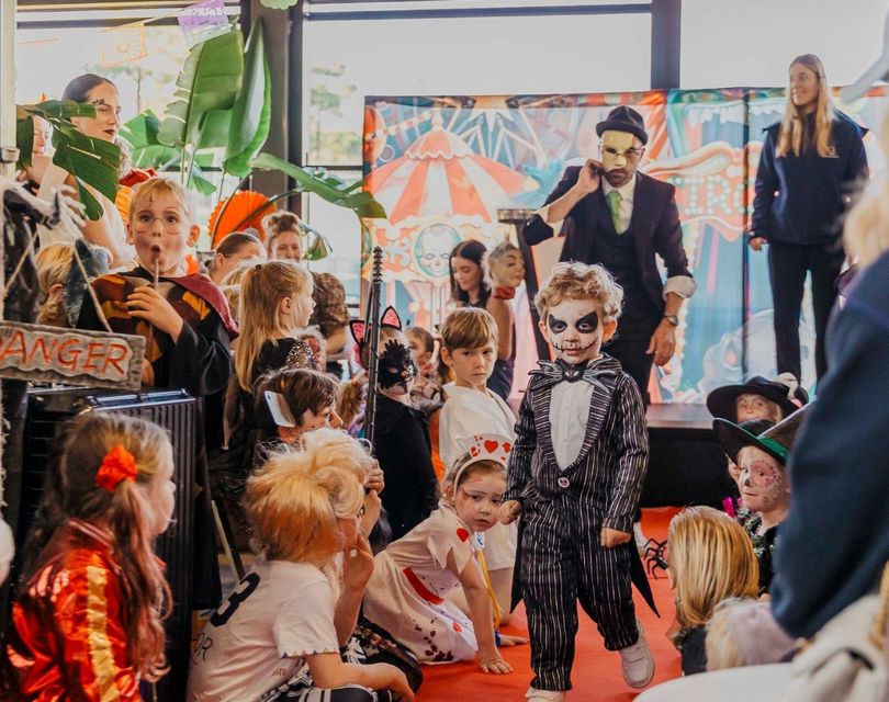 Pumpkins and lanterns by the lake at Quinta do Lago during Halloween