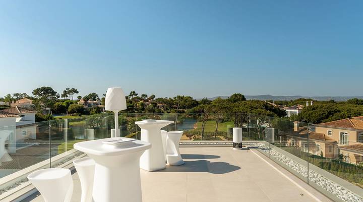 Luxury 7-Bedroom Lakefront Villa Beauty in Atlantico Thumbnail