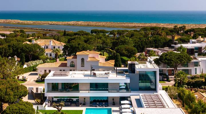 Luxury 7-Bedroom Lakefront Villa Beauty in Atlantico Thumbnail
